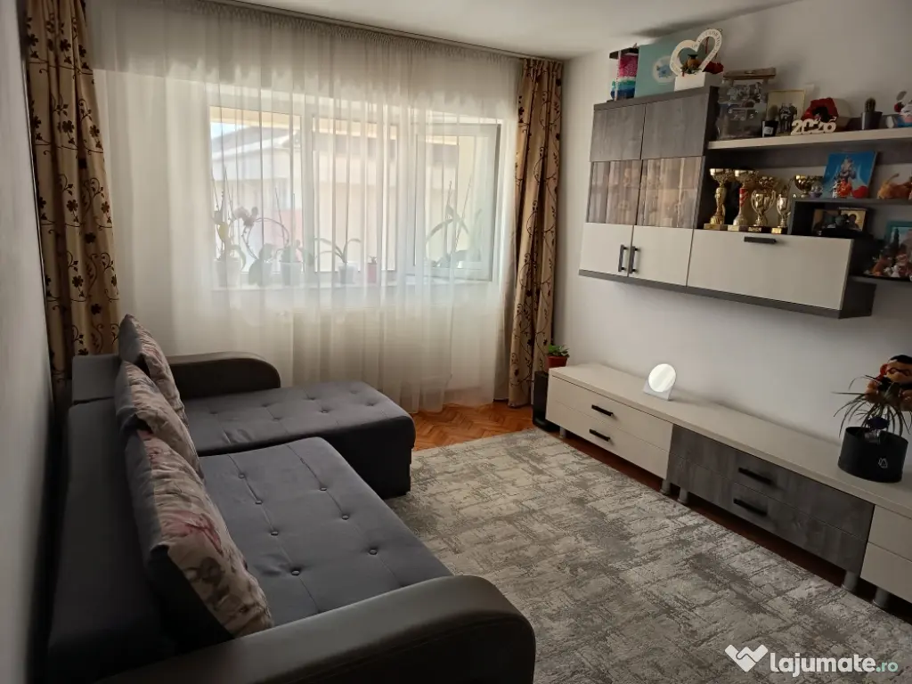 Vand apartament cu 3 camere decomandat,etaj 4