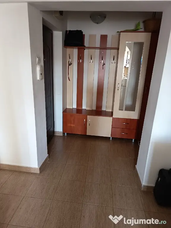Vand apartament cu 3 camere decomandat,etaj 4