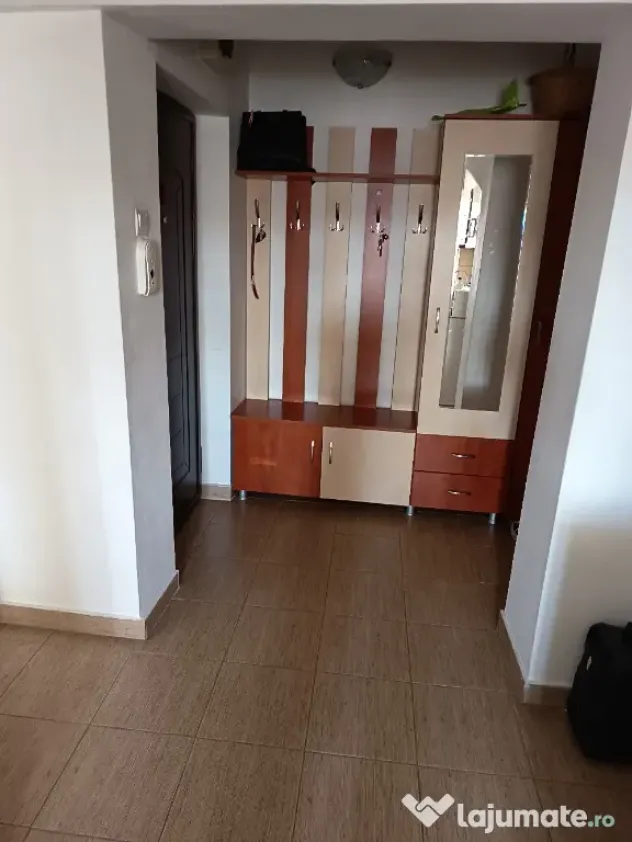 Vand apartament cu 3 camere decomandat,etaj 4