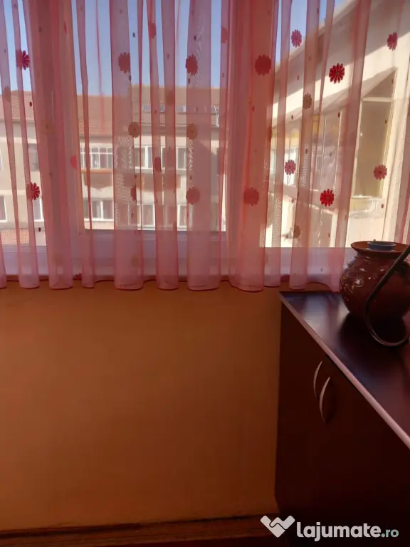 Închiriez apartament 2 camere, complet utilat, in zona Rogerius, Oradea.