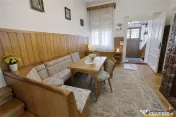 Poveste saseasca la umbra vitei de vie,cu crama,gradina flor 