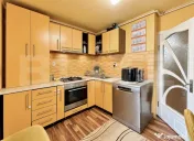 Apartament 3 camere,parter,2 bai,Cetate