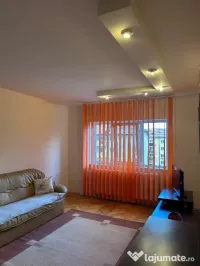 Ofer spre închiriere apartament cu trei camere decomandat în Sfântu Gh 