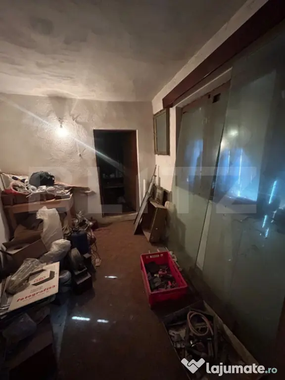 Spațiu comercial cu multiple încăperi, fost atelier, zon? - Moreni (Dambovita)