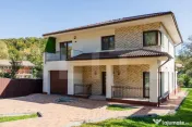 Vila de lux , 240 mp , 4 dormitoare , 800 mp teren , Noua 