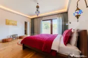 Vila de lux , 240 mp , 4 dormitoare , 800 mp teren , Noua 