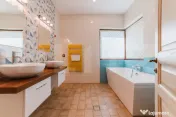 Vila de lux , 240 mp , 4 dormitoare , 800 mp teren , Noua 