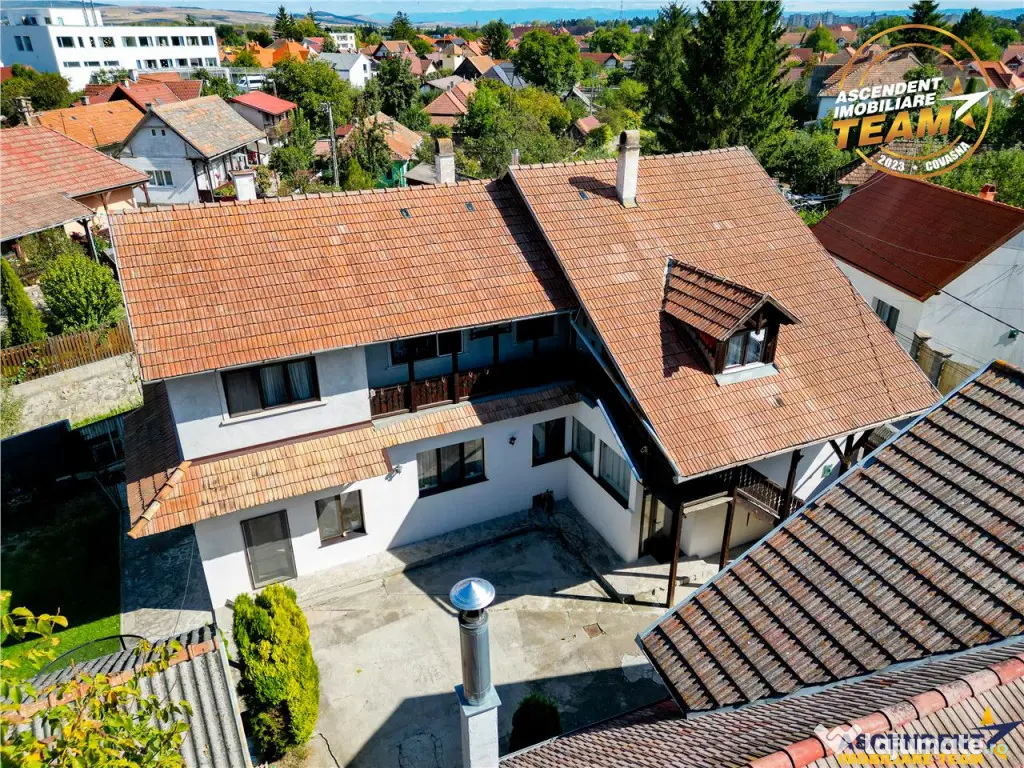 Vila impunatoare cu garaj si anexe, in inima orasului Sfantu - Sfantu Gheorghe (Covasna)