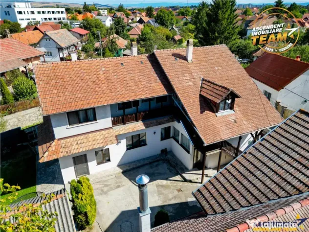 Vila impunatoare cu garaj si anexe, in inima orasului Sfantu - Sfantu Gheorghe (Covasna)