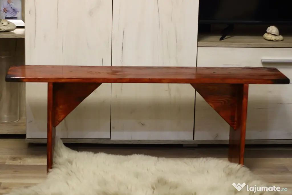 Băncuță din lemn masiv, realizat manual, cu un design rustic și aspect vintage