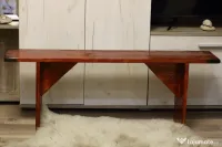 Băncuță din lemn masiv, realizat manual, cu un design rustic și aspect vintage 