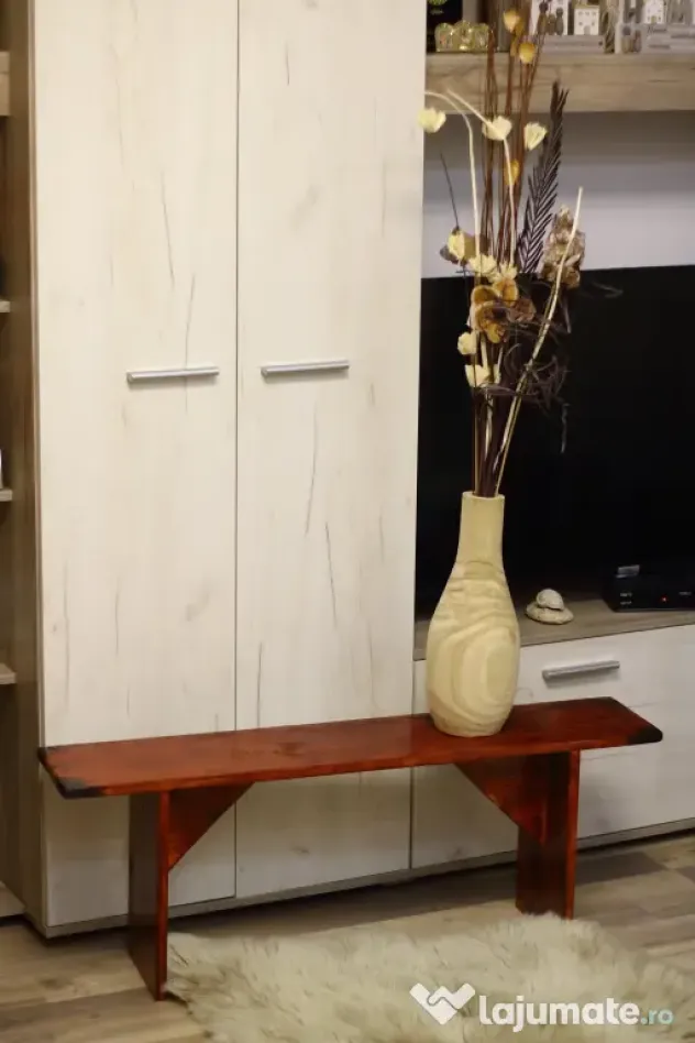 Băncuță din lemn masiv, realizat manual, cu un design rustic și aspect vintage