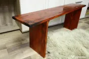 Băncuță din lemn masiv, realizat manual, cu un design rustic și aspect vintage 
