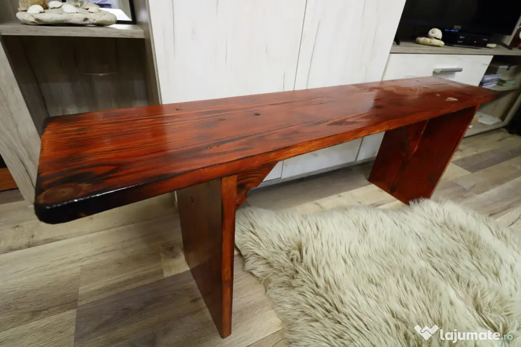 Băncuță din lemn masiv, realizat manual, cu un design rustic și aspect vintage