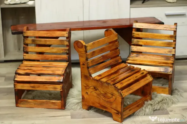 Băncuță din lemn masiv, realizat manual, cu un design rustic și aspect vintage