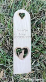 Semn de Carte din Lemn cu Pisică și Inimă – „Too Cool for Boring Bookmarks”