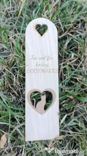 Semn de Carte din Lemn cu Pisică și Inimă – „Too Cool for Boring Bookmarks” 