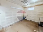Boxă de închiriat Piața Izvoare cu vitrină 