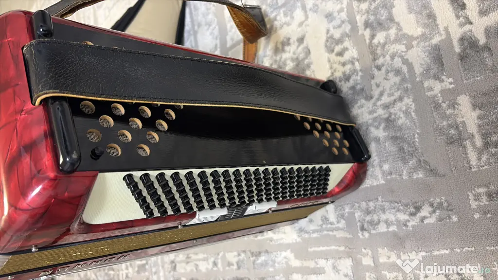Vând acordeon HOHNER