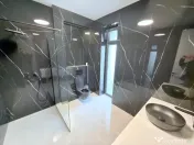 Casă de vânzare cu design contemporan și dotări premium