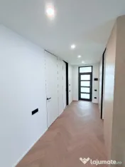 Casă de vânzare cu design contemporan și dotări premium