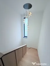 Casă de vânzare cu design contemporan și dotări premium
