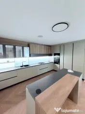Casă de vânzare cu design contemporan și dotări premium