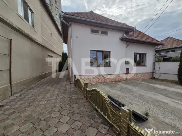 Casa 4 camere de vanzare zona Negoiu singur in curte - Fagaras (Brasov)