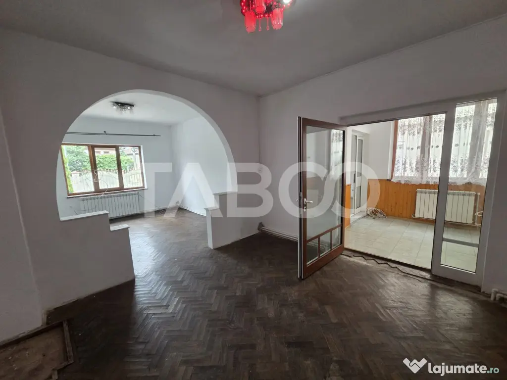 Casa 4 camere de vanzare zona Negoiu singur in curte - Fagaras (Brasov)