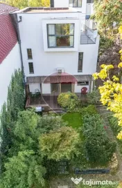 Vila unica de vanzare, gradina matura si vedere la Lac, in zona Tei
