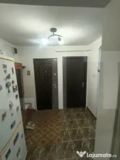 Apartament cu 3 camere decomandat, balcon închis 