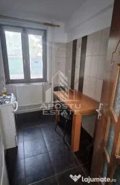 Apartament 3 camere de închiriat, pozitie excelenta, situat central
