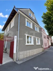 Casă cu 5 camere și 2.336 mp teren în Prejmer – centru
