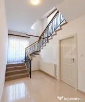 Casă cu 5 camere și 2.336 mp teren în Prejmer – centru