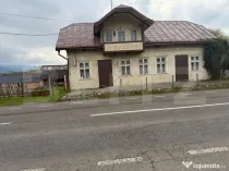 Fost han cu două clădiri și curte, de vânzare în Dealu