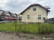 Fost han cu două clădiri și curte, de vânzare în Dealu 