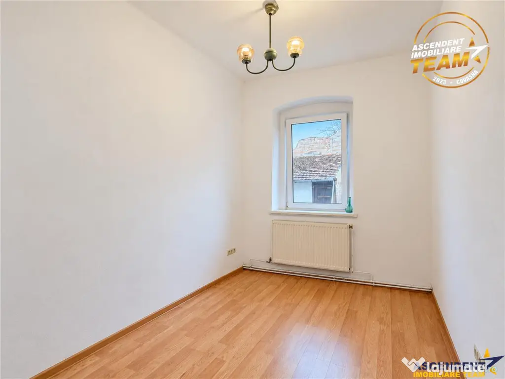 Corp de casa cu farmec autentic,4 camere, parcare,curte,dubl - Brasov (Brasov)