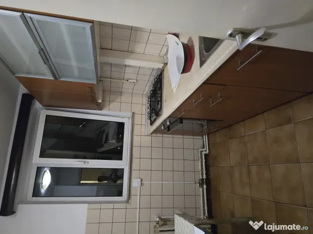 Inchiriez apartament 3 camere