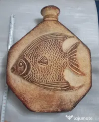 Plosca decorativa ceramica cu peste in relief 32x24x10 cm. 