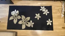 Covor negru: lungime 160cm și lățime 90 cm
