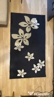 Covor negru: lungime 159cm și lățime 90 cm 