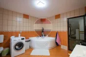 Casă / Vilă cu 8 camere de vânzare 