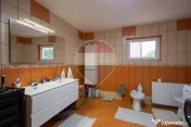 Casă / Vilă cu 8 camere de vânzare 