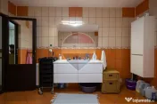 Casă / Vilă cu 8 camere de vânzare 