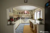 Casă / Vilă cu 8 camere de vânzare 