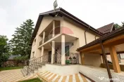 Casă / Vilă cu 8 camere de vânzare 