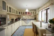 Casă / Vilă cu 8 camere de vânzare 