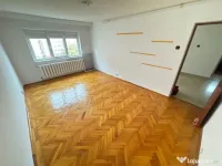 Apartament 2 camere zona Poarta 6 cu Centrala si Loc de Parcare 