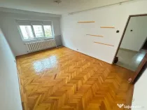 Apartament 2 camere zona Poarta 6 cu Centrala si Loc de Parcare