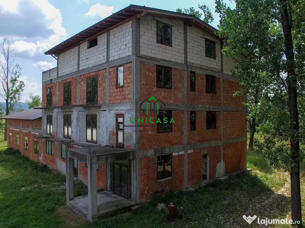 Pensiune de Vânzare cu Priveliște Panoramică către R?...